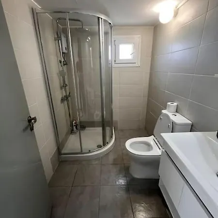 Floor Flat In 2 Nikozja